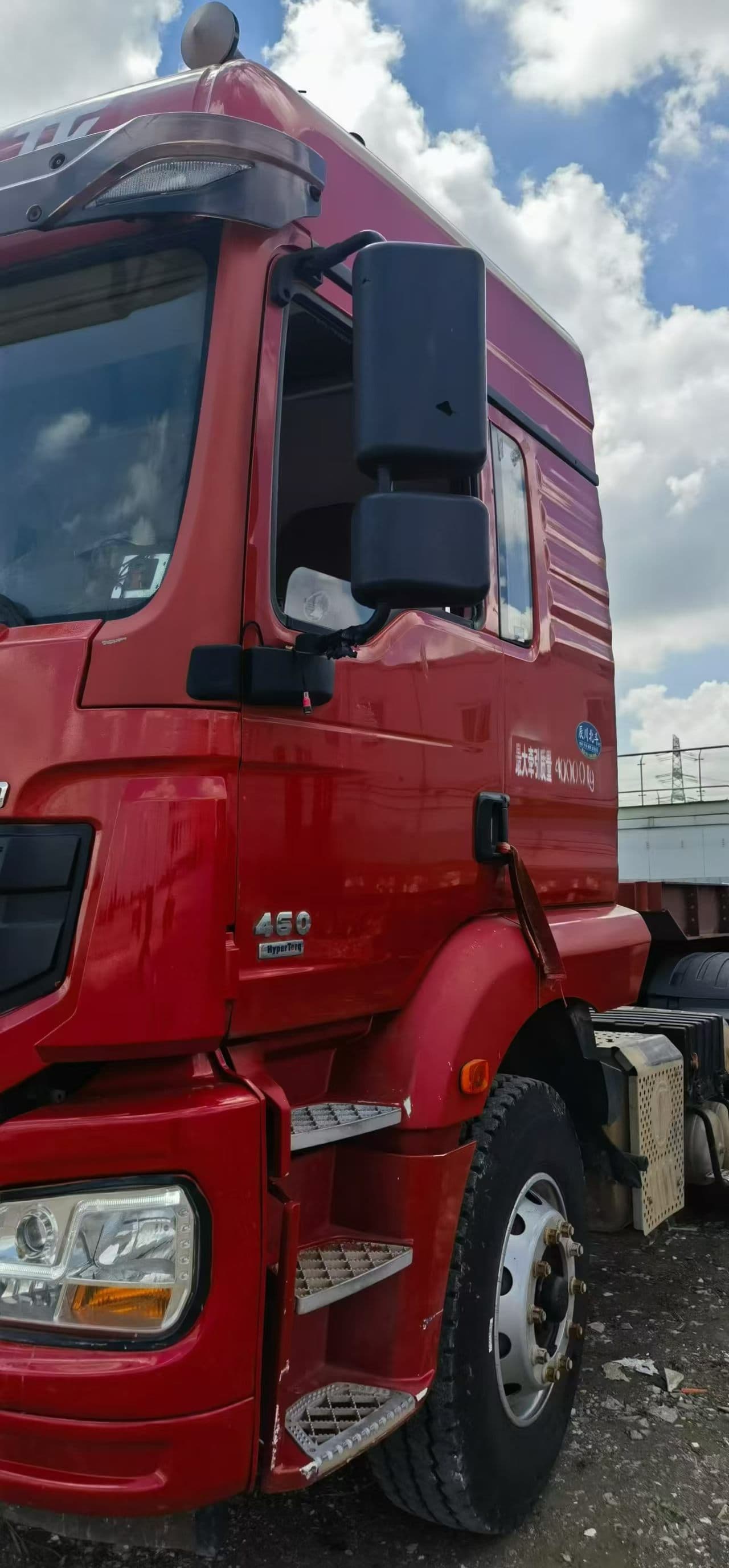 HOWO T7H 460HP tractor truck view 1